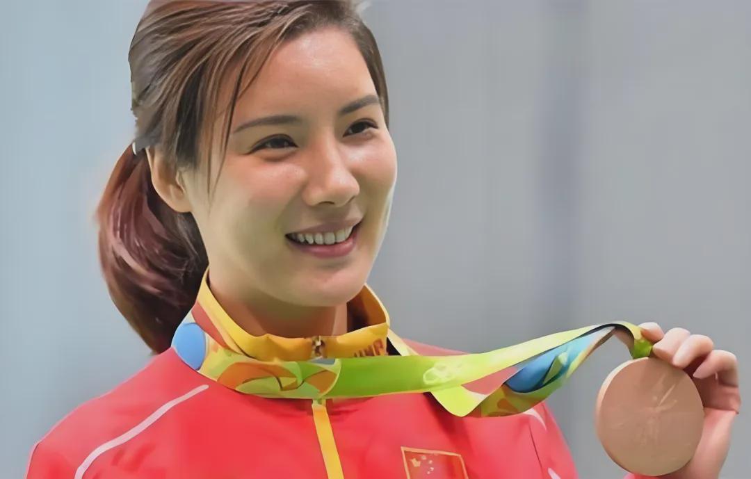 kaiyun体育44岁奥运冠军杜丽近况曝光！嫁师弟庞伟育有一子，结婚17年被宠成公主